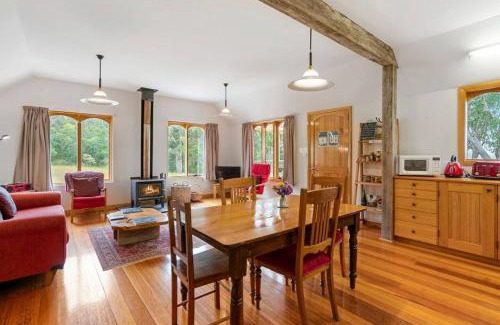 Kettering Apartamento | Wine Loft - Cosy Country Retreat with Ocean Views