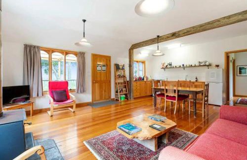 Kettering Apartamento | Wine Loft - Cosy Country Retreat with Ocean Views
