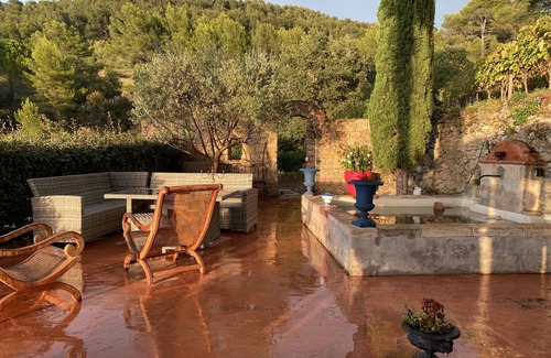 Le Beausset Casa | Wine property on a hill surrounded by vineyards and olive trees