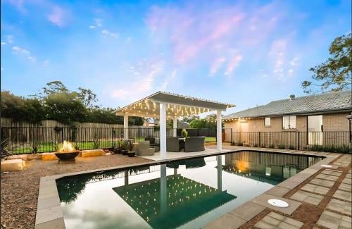 Nulkaba Casa | Wine Stop Quarters Pool, Tour, Pickup Wineries