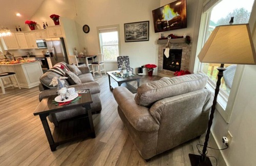 State Road Cabaña | Wine Way - Two Bedroom Cottage