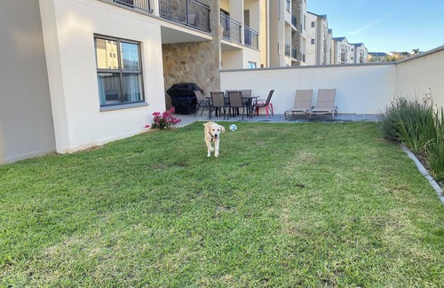 Trawal Apartamento | Winelands Flat in Secure Estate w/ pool & gym. Pet friendly and weekly cleaning!