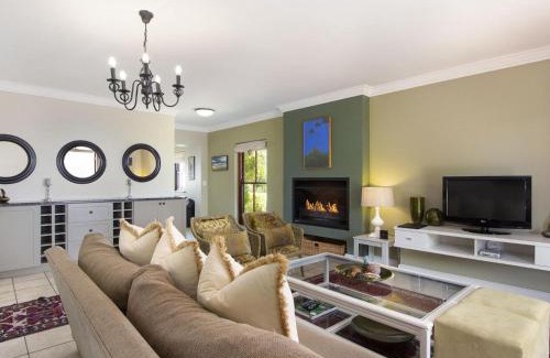 Stellenbosch Cabina | Winelands Golf Lodges 16