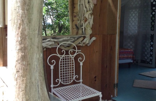 Parlatuvier Cabina | Alas, una cabina construida a mano que ofrece una experiencia romántica única en la selva tropical.