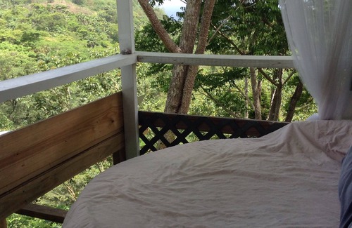 Parlatuvier Cabina | Alas, una cabina construida a mano que ofrece una experiencia romántica única en la selva tropical.