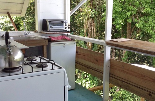 Parlatuvier Cabina | Alas, una cabina construida a mano que ofrece una experiencia romántica única en la selva tropical.