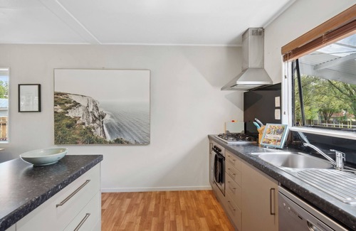 Carterton Casa | Wingspan Cottage - Carterton Holiday Home