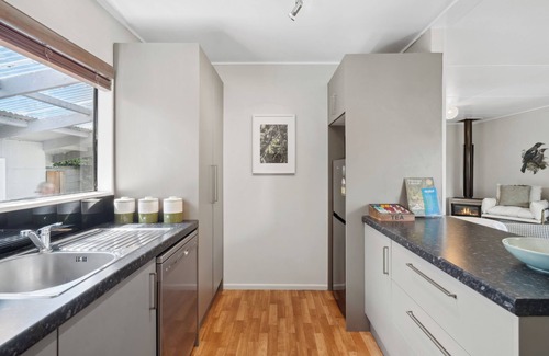 Carterton Casa | Wingspan Cottage - Carterton Holiday Home