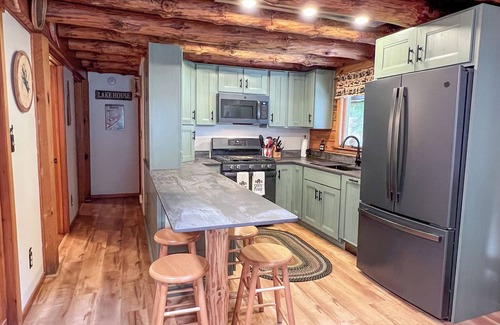 Laconia Cabina | Winnipecabin - Hermosa cabaña de troncos con acceso al agua y bañera de hidromasaje, ¡cerca de todo!