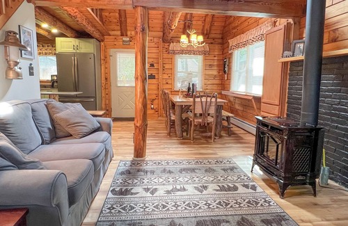 Laconia Cabina | Winnipecabin - Hermosa cabaña de troncos con acceso al agua y bañera de hidromasaje, ¡cerca de todo!