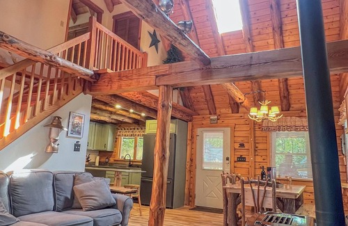 Laconia Cabina | Winnipecabin - Hermosa cabaña de troncos con acceso al agua y bañera de hidromasaje, ¡cerca de todo!