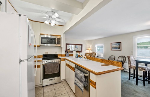 Meredith Casa | Winnipesaukee Waterfront On Meredith Bay with U Shaped Dock Sleeps 10