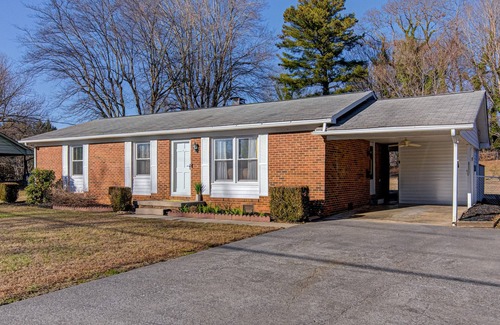 Winston - Salem Casa | Winston Salem Villa-2 Bedrooms near WFU, Atrium, Novant Health, WSSU, and UNCSA