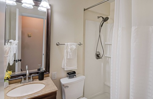 Winston - Salem Casa | Winston Salem Villa-2 Bedrooms near WFU, Atrium, Novant Health, WSSU, and UNCSA