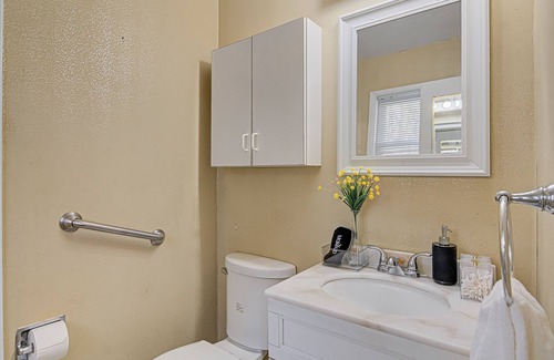 Winston - Salem Casa | Winston Salem Villa-2 Bedrooms near WFU, Atrium, Novant Health, WSSU, and UNCSA