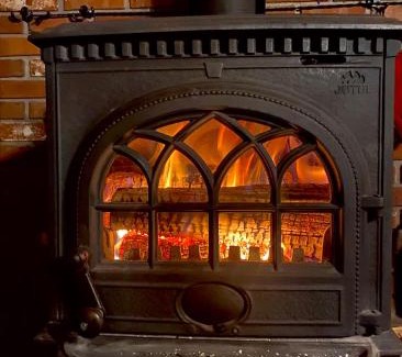 Chertsey Chalet De Esquí | Winter Lakefront Chalet - Serendipity Hideaway - Ski, Skate, Snowshoes & Relax by the Cozy Fire