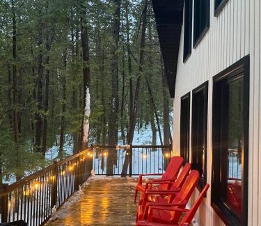 Chertsey Chalet De Esquí | Winter Lakefront Chalet - Serendipity Hideaway - Ski, Skate, Snowshoes & Relax by the Cozy Fire