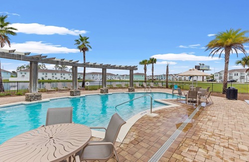 Thomas Drive Casa | Winter rental rates available! Close to Publix Sports Park! Community Pool!