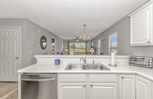 Pawleys Island Condominio | Winter Sale! Lake & Golf Course Views from your Private 2nd floor patio