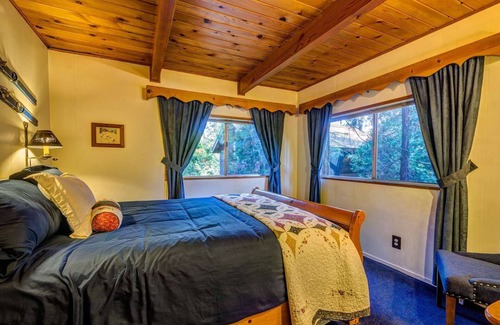 Twin Peaks Hotel | Winter Ski Chalet - Three-Bedroom | Five Beds | ¾ Bathroom | Sleeps Eight