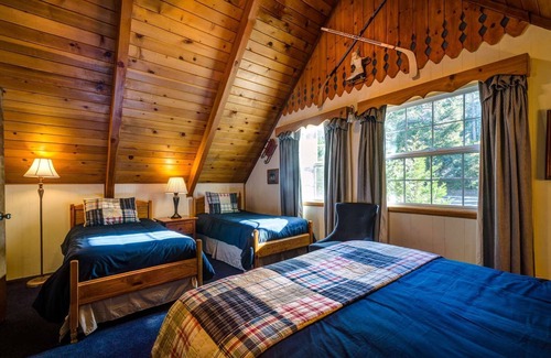 Twin Peaks Hotel | Winter Ski Chalet - Three-Bedroom | Five Beds | ¾ Bathroom | Sleeps Eight