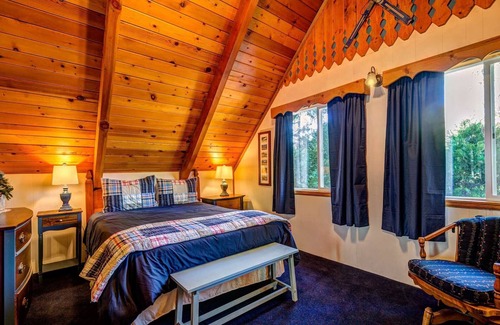 Twin Peaks Hotel | Winter Ski Chalet - Three-Bedroom | Five Beds | ¾ Bathroom | Sleeps Eight