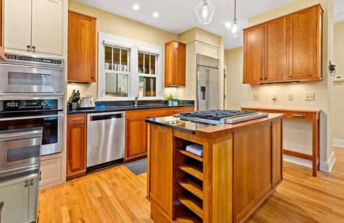 Cheshire Casa | Winterberry Cottage | Treetop Balcony | Village of Cheshire | 5 Min to Downtown Black Mtn!