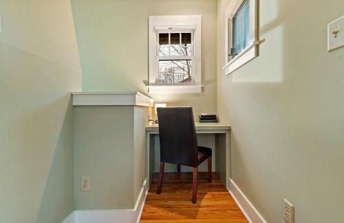 Cheshire Casa | Winterberry Cottage Treetop Balcony and 5 Min to Downtown Black Mtn!