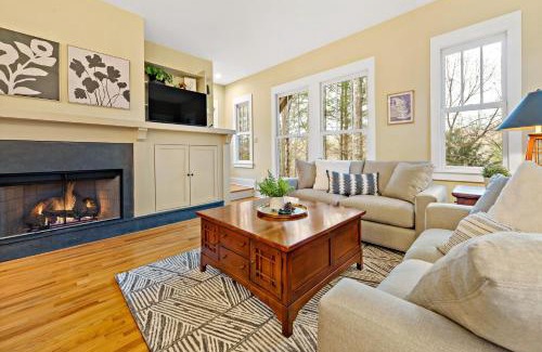 Cheshire Casa | Winterberry Cottage Treetop Balcony and 5 Min to Downtown Black Mtn!