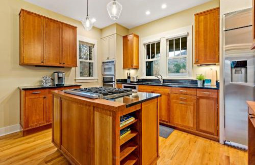 Cheshire Casa | Winterberry Cottage Treetop Balcony and 5 Min to Downtown Black Mtn!