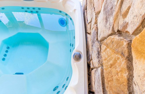 Mountain Creek Casa | Winterbrow Lodge ★ Hot Tub ★ Vaulted Oak Ceilings