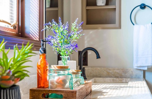 Mountain Creek Casa | Winterbrow Lodge ★ Hot Tub ★ Vaulted Oak Ceilings