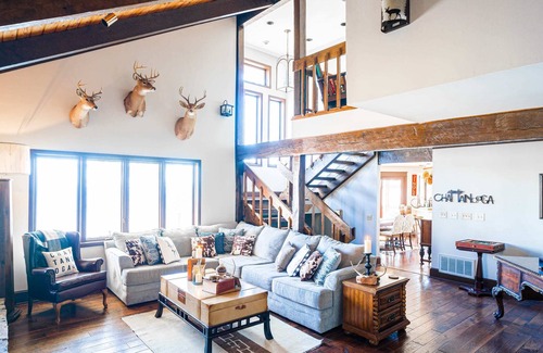 Mountain Creek Casa | Winterbrow Lodge ★ Hot Tub ★ Vaulted Oak Ceilings