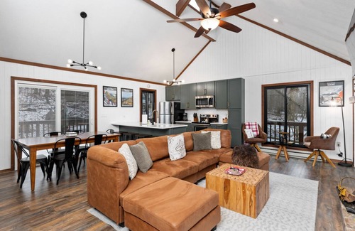 Chestnut Springs Casa | Wintergreen Retreat: Cabin with Hot Tub, Nestled in Woods, Hiking, Game Room