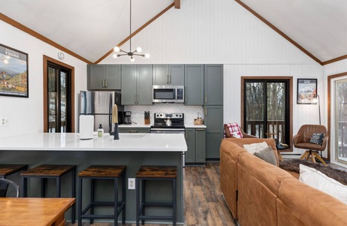 Chestnut Springs Casa | Wintergreen Retreat: Cabin with Hot Tub, Nestled in Woods, Hiking, Game Room
