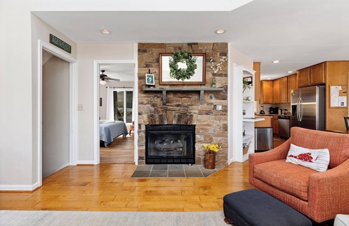 Chestnut Springs Casa | Wintergreen Resort - Mountain home w/4-bedroom 3 bath, Hot Tub & Wifi