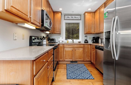 Chestnut Springs Casa | Wintergreen Resort - Mountain home w/4-bedroom 3 bath, Hot Tub & Wifi