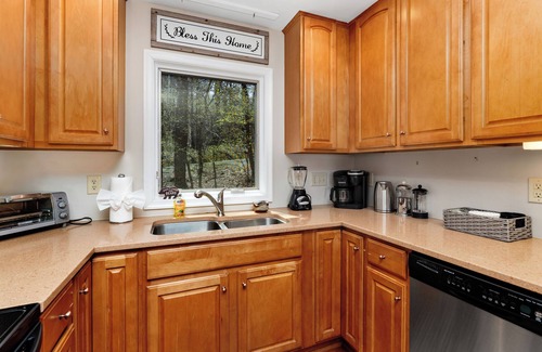Chestnut Springs Casa | Wintergreen Resort - Mountain home w/4-bedroom 3 bath, Hot Tub & Wifi
