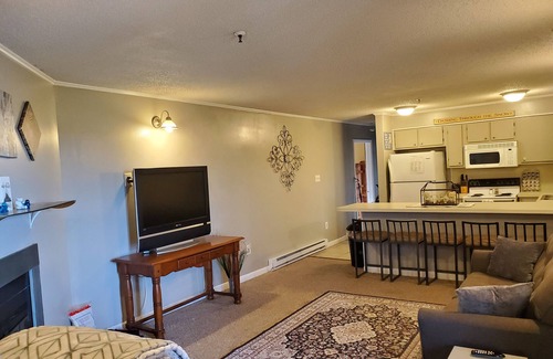 Ghent Condominio | Winterplace 3BR / 2BA Condo - Ski In Ski Out !!!