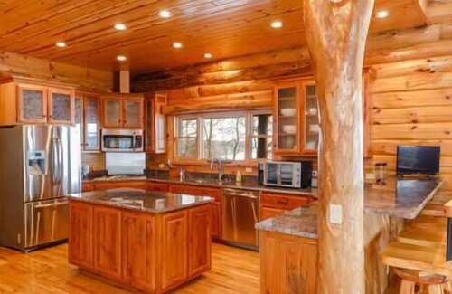 Cassville Casa | Wisconsin Luxury Log Mansion | Sleeps 15