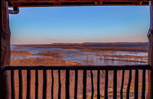 Cassville Casa | Wisconsin Luxury Log Mansion | Sleeps 15