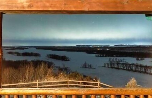 Cassville Casa | Wisconsin Luxury Log Mansion | Sleeps 15