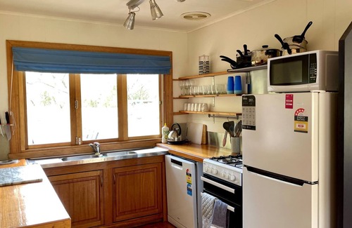 Inverloch Cabaña | Wisteria Cottage - Pet Friendly
