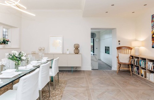 Medmenham Casa | Wisteria House - Sleeps 10