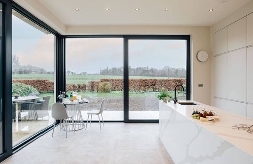 Medmenham Casa | Wisteria House - Sleeps 10