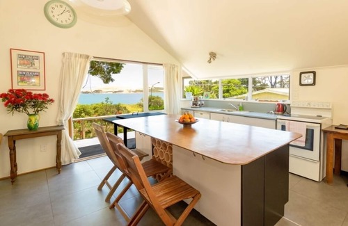 Omapere Casa | WISTFUL EN WAIANGA. GOLDEN HOKIANGA. SUN DRENCHED FRENTE A LA PLAYA.