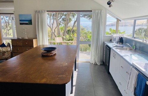 Omapere Casa | WISTFUL EN WAIANGA. GOLDEN HOKIANGA. SUN DRENCHED FRENTE A LA PLAYA.