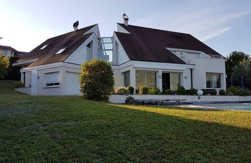 Merignac Casa | With its feet in the water, this superb contemporary villa