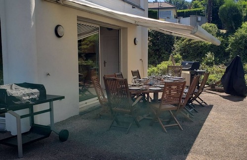 Merignac Casa | With its feet in the water, this superb contemporary villa