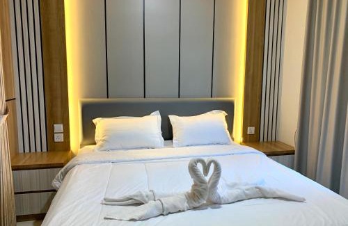 Lubuk Baja Apartamento | Wiwi Formosa Residence - Kitchen-Balcony-Netflix